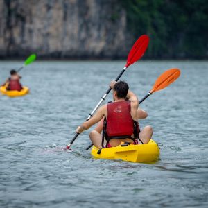 kayaking-fun-action-paddling-bai-tu-long-cruise-bai-tu-long-bay-viettrendtour