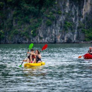 kayaking-guided-kayak-tour-limestone-bay-bai-tu-long-cruise-bai-tu-long-bay-viettrendtour