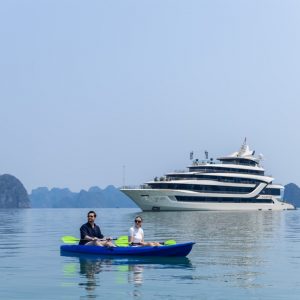 kayaking-lagoon-calista-cruise-halong-bay-viettrendtour
