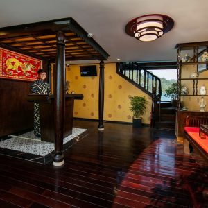 lobby-reception-nostalgia-cruise-lan-ha-bay-viettrendtour