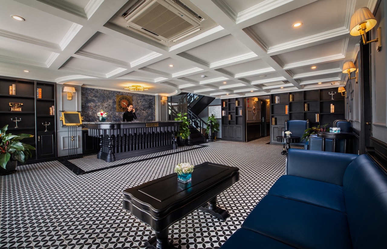 Elegant cruise lounge with luxurious decor and comfortable seating in Halong Bay.