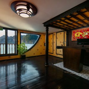 lobby-window-view-nostalgia-cruise-lan-ha-bay-viettrendtour