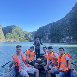 local-boat-excursion-velar-of-the-sea-lan-ha-bay-viettrendtour