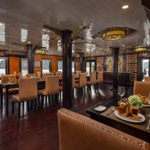 main-restaurant-interior-treasure-junk-bai-tu-long-bay-viettrendtour