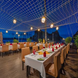 outdoor-dining-sundeck-treasure-junk-bai-tu-long-bay-viettrendtour