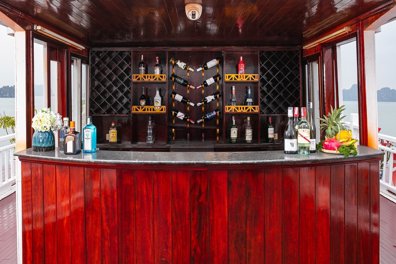 Luxurious cruise bar with scenic views in Halong Bay, perfect for relaxing and enjoying drinks.