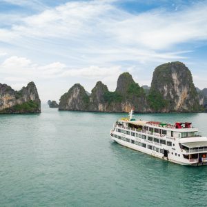 panoramic-cruise-halong-seascape-la-regina-royal-halong-bay-viettrendtour
