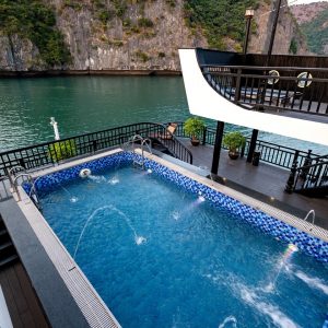 pool-bay-cliffs-view-rita-cruise-lan-ha-bay-viettrendtour