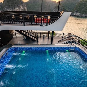 pool-ocean-view-deck-rita-cruise-lan-ha-bay-viettrendtour