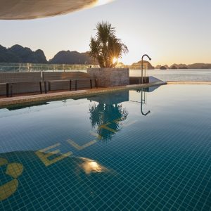 pool-sunrise-view-elite-of-the-seas-lan-ha-bay-viettrendtour