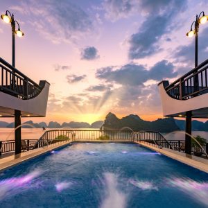 pool-sunset-light-show-rita-cruise-lan-ha-bay-viettrendtour