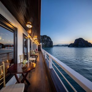 private-balcony-corridor-treasure-junk-bai-tu-long-bay-viettrendtour