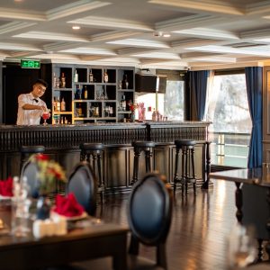 restaurant-bartender-cocktail-bar-rosy-cruise-lan-ha-bay-viettrendtour