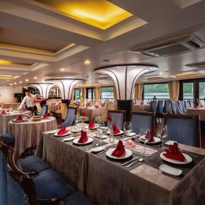 restaurant-dining-hall-alisa-premier-cruise-halong-bay-viettrendtour