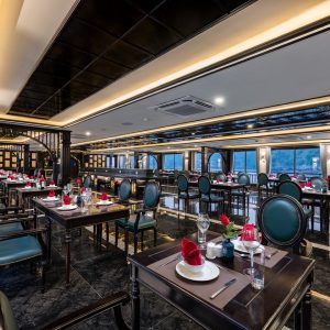 restaurant-dining-hall-rita-cruise-lan-ha-bay-viettrendtour