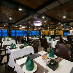 restaurant-elegant-dining-room-la-regina-royal-halong-bay-viettrendtour