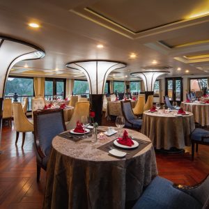 restaurant-round-tables-alisa-premier-cruise-halong-bay-viettrendtour
