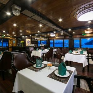 restaurant-sea-view-dining-la-regina-royal-halong-bay-viettrendtour