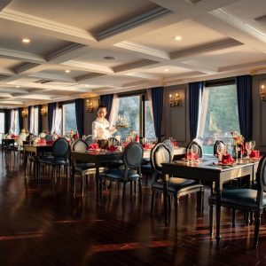 restaurant-service-rosy-cruise-lan-ha-bay-viettrendtour