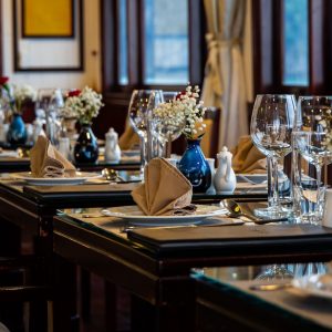 restaurant-table-swan-cruise-viettrendtour