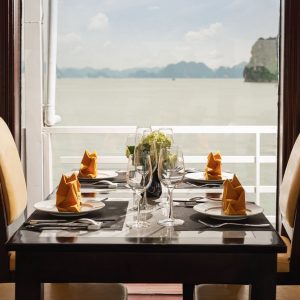 restaurant-window-table-sea-view-renea-cruise-bai-tu-long-bay-viettrendtour