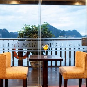 rooftop-bar-cocktail-view-alisa-premier-cruise-halong-bay-viettrendtour