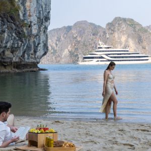 scenic-lookout-couple-calista-cruise-halong-bay-viettrendtour