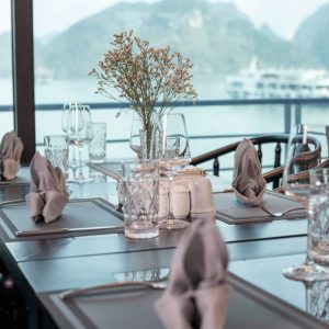 sea-view-dining-table-velar-of-the-sea-lan-ha-bay-viettrendtour