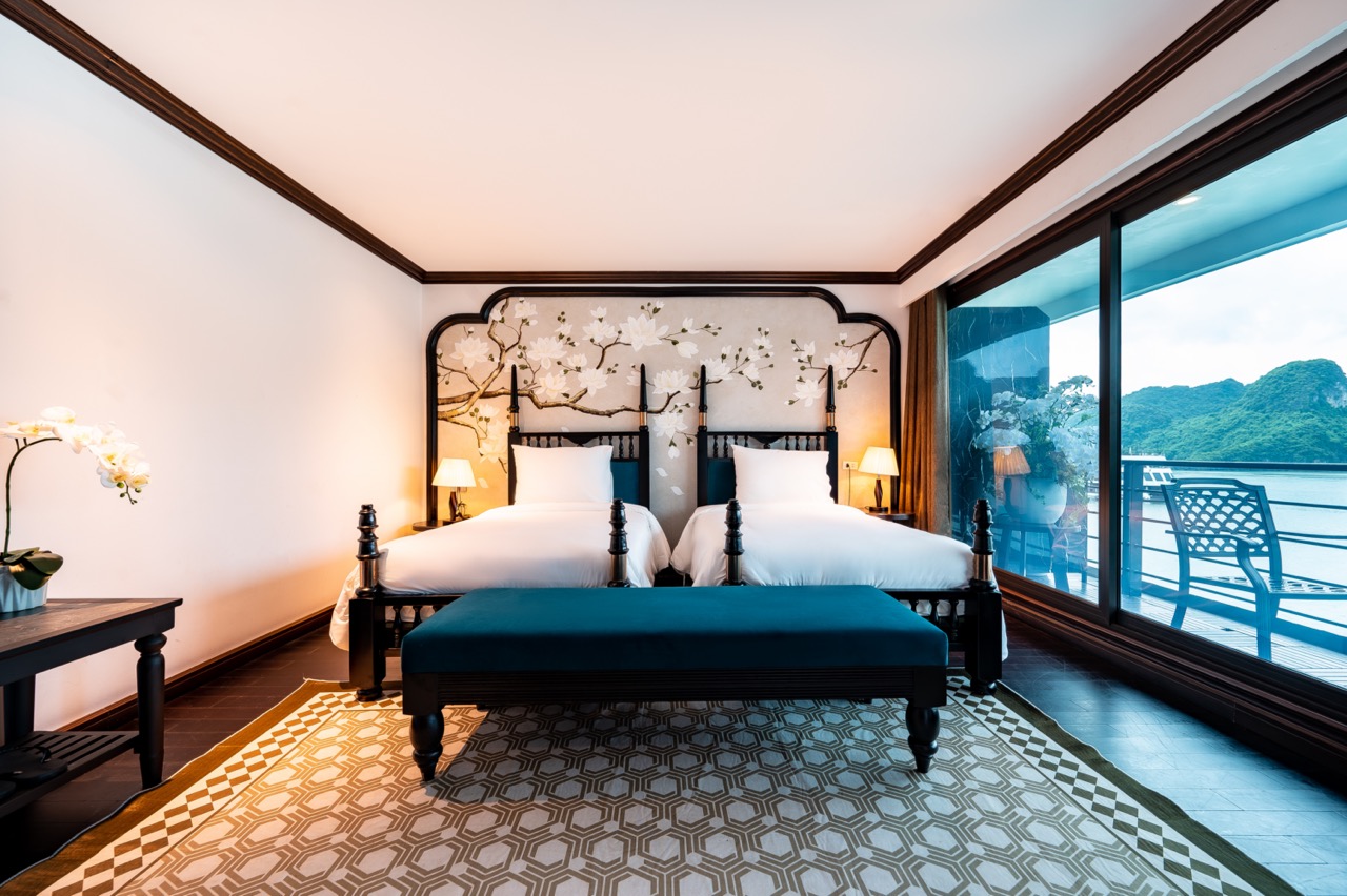 Luxurious cruise balcony with stunning sea views in Halong Bay, perfect for a relaxing getaway.