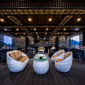 skybar-outdoor-lounge-rita-cruise-lan-ha-bay-viettrendtour