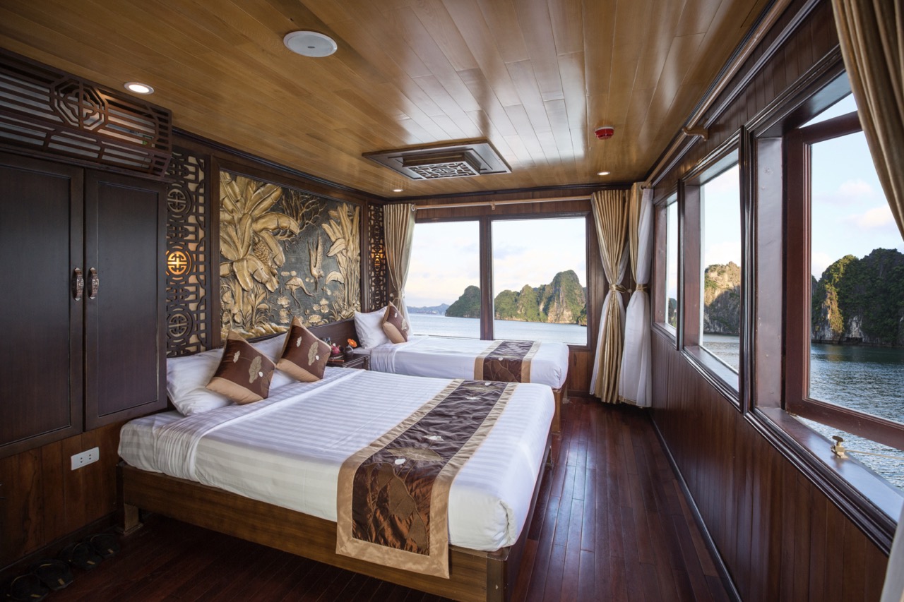 A spacious cruise balcony with stunning views of Halong Bay, perfect for a relaxing and scenic voyag.