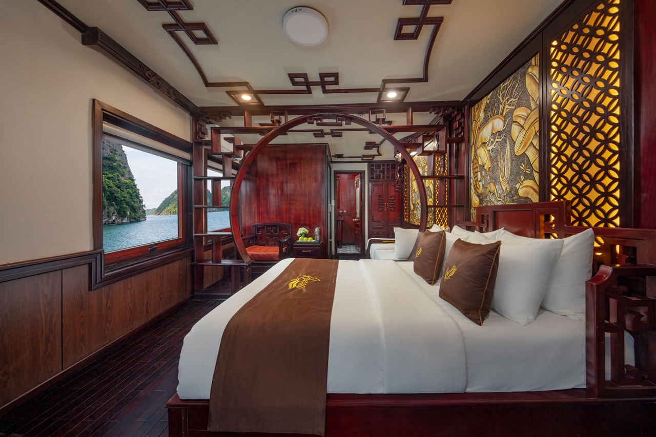 Luxurious cruise balcony overlooking Halong Bay, perfect for relaxing and enjoying stunning seascape.