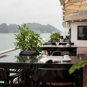 sundeck-bayfront-dining-tables-la-regina-royal-halong-bay-viettrendtour