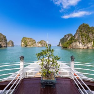 sundeck-bow-view-limestone-swan-cruise-bai-tu-long-bay-viettrendtour