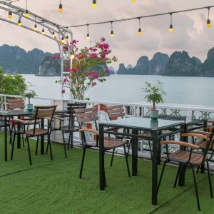 sundeck-cafe-view-renea-cruise-bai-tu-long-bay-viettrendtour