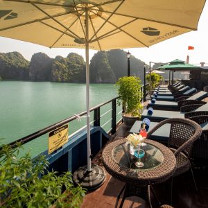 sundeck-cocktail-bay-view-rosy-cruise-lan-ha-bay-viettrendtour
