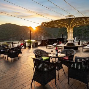 sundeck-cocktail-canopy-rita-cruise-lan-ha-bay-viettrendtour