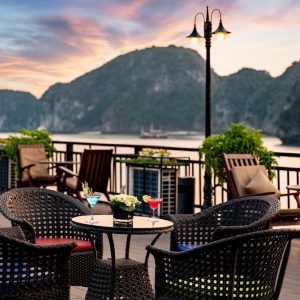 sundeck-cocktails-table-rita-cruise-lan-ha-bay-viettrendtour