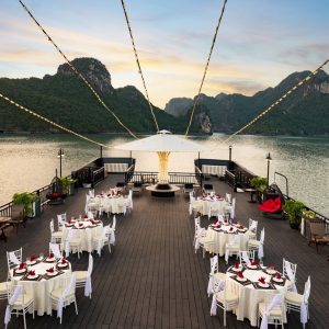 sundeck-event-dining-lights-rita-cruise-lan-ha-bay-viettrendtour