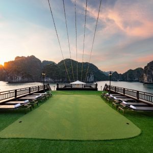 sundeck-golf-green-view-rita-cruise-lan-ha-bay-viettrendtour