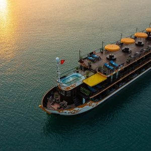 sundeck-jacuzzi-nostalgia-cruise-lan-ha-bay-viettrendtour