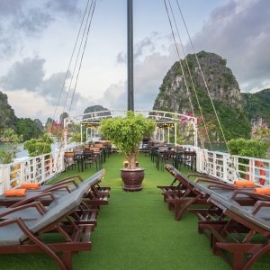 sundeck-loungers-bay-view-renea-cruise-bai-tu-long-bay-viettrendtour