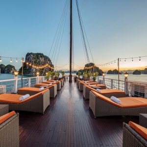 sundeck-loungers-evening-treasure-junk-bai-tu-long-bay-viettrendtour
