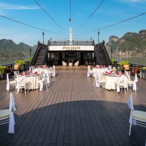 sundeck-outdoor-dining-rita-cruise-lan-ha-bay-viettrendtour