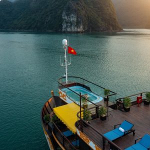 sundeck-pool-nostalgia-cruise-lan-ha-bay-viettrendtour