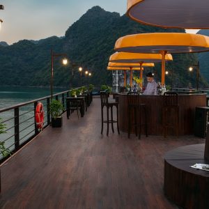 sundeck-skybar-nostalgia-cruise-lan-ha-bay-viettrendtour