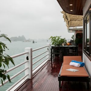sundeck-sunbed-ocean-breeze-la-regina-royal-halong-bay-viettrendtour
