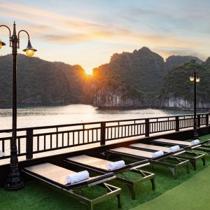 sundeck-sunbeds-sunset-rita-cruise-lan-ha-bay-viettrendtour
