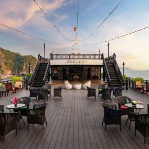 sundeck-sunset-bar-rita-cruise-lan-ha-bay-viettrendtour
