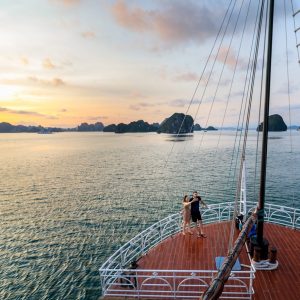 sundeck-sunset-couple-alisa-premier-cruise-halong-bay-viettrendtour